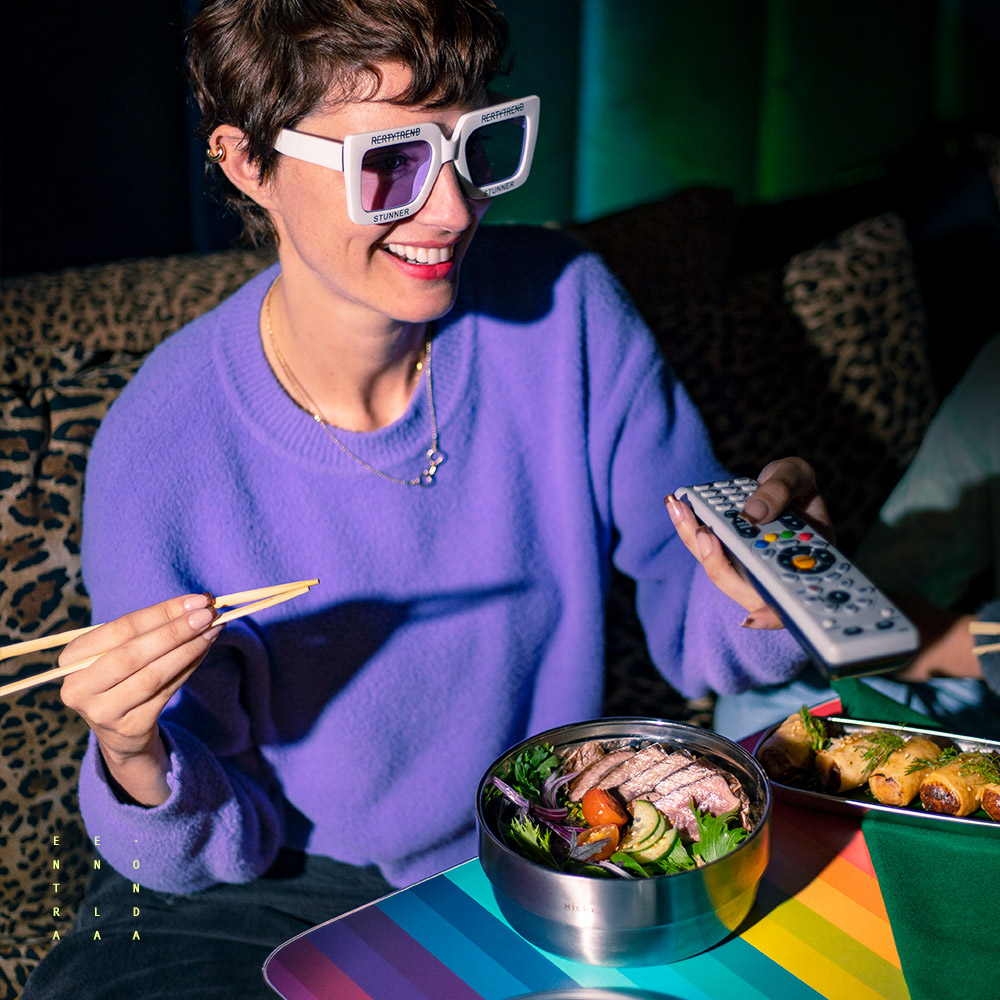 Cliente recibiendo su comida en empaques retornables Xiclo