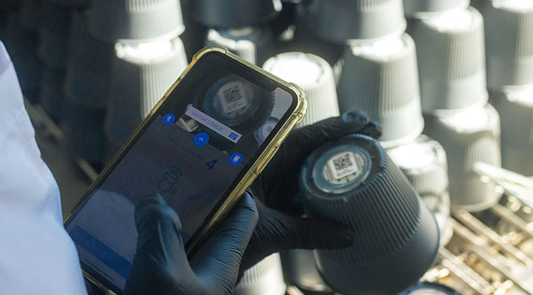 Colaborador escaneando empaque reusable xiclo con rfid
