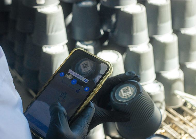 Colaborador escaneando empaque reusable xiclo con rfid
